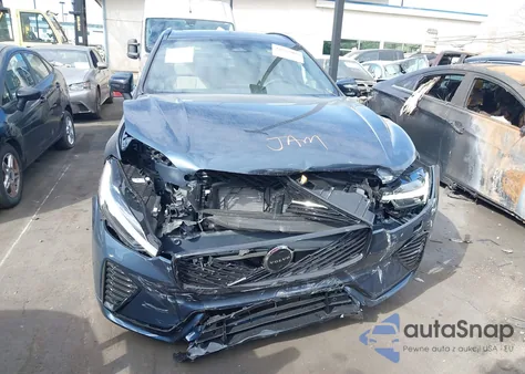 2026 Volvo Xc60 B5 Plus z USA, uszkodzony, nr VIN YV4M12RCXT1375185